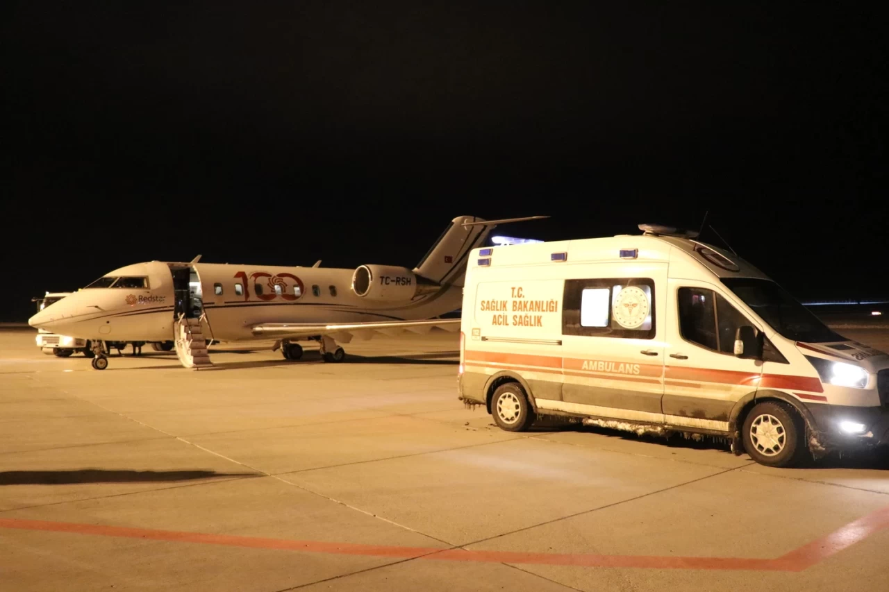 Ağrı'da ambulans uçak prematüre bebek için havalandı