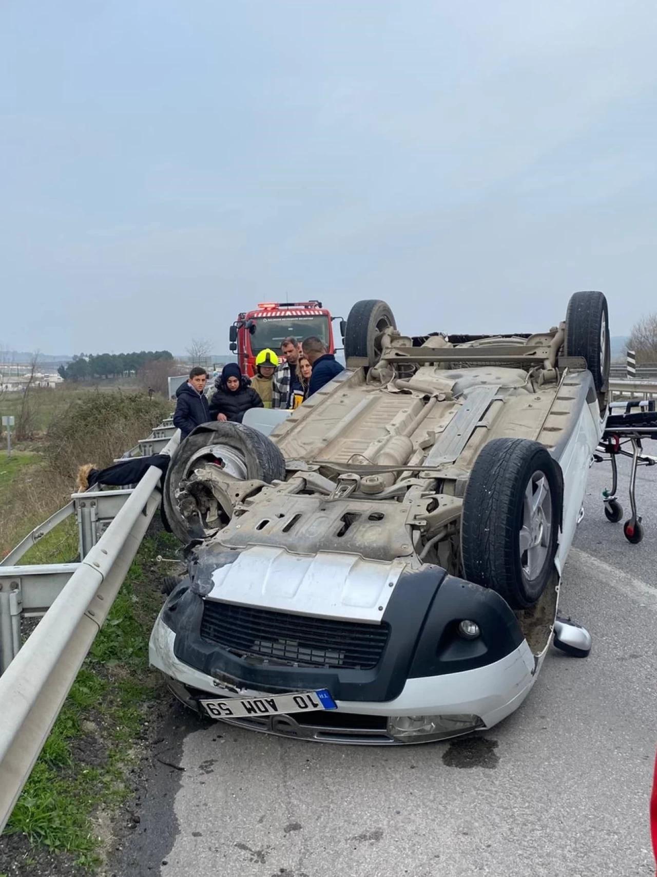 Bursa'da otomobil kaza yaptı, 3 kişi yaralandı