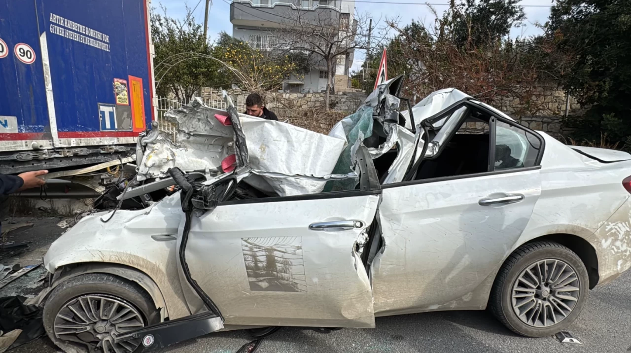 Hatay'da park halindeki tıra çarpan otomobil sürücüsü hayatını kaybetti