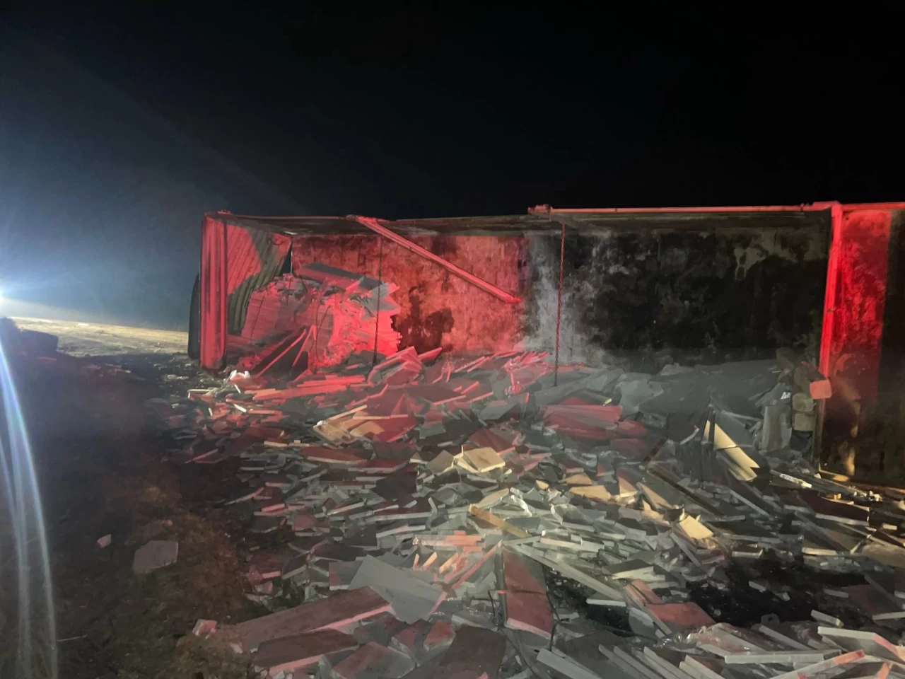 Balıkesir'de mermer yüklü kamyon yoldan çıktı