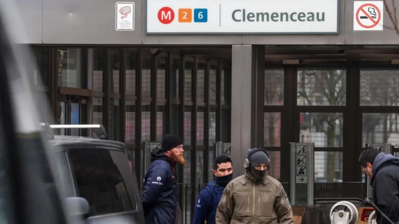 Belçika polisi Brüksel'de silahlı saldırı ihbarı üzerine kalaşnikoflu 2 kişiyi arıyor