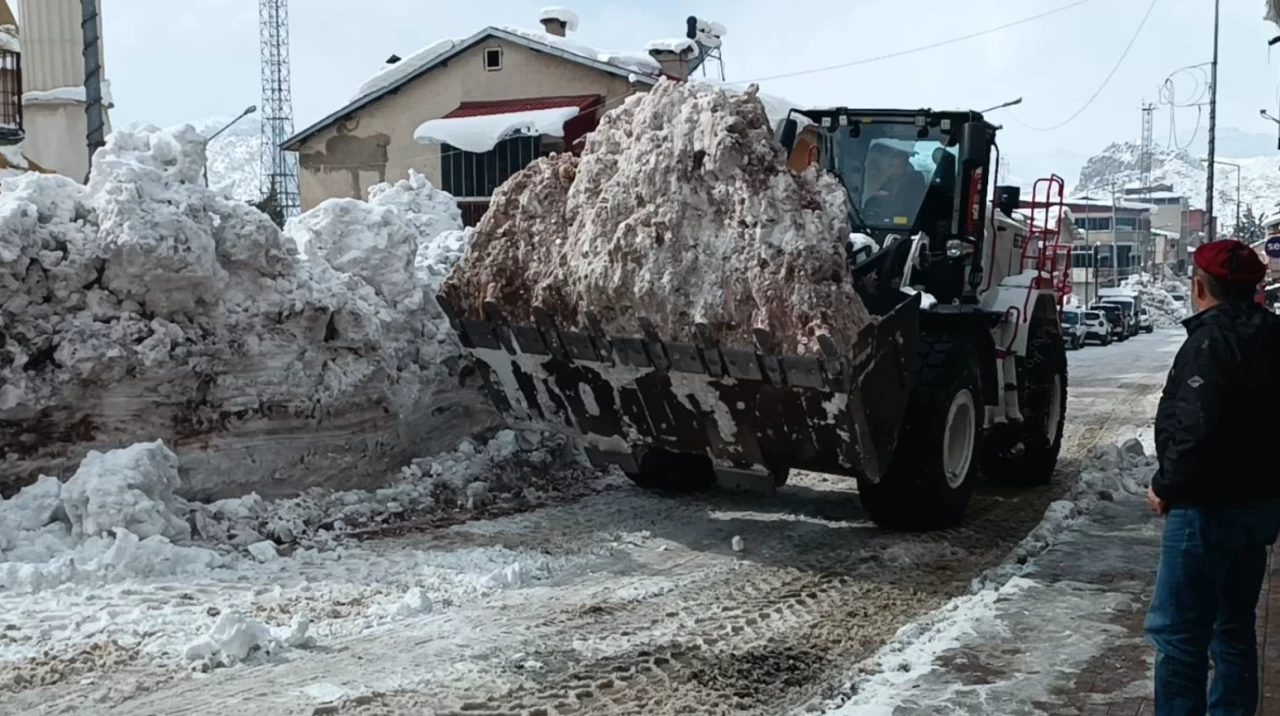 Şırnak'ta paletli ambulansla karları aşıp hastayı kurtardılar