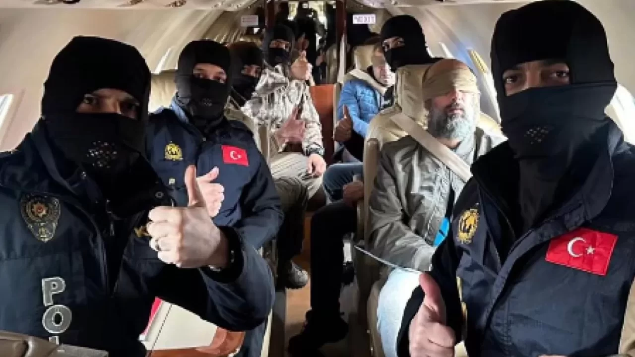 Kırmızı bültenle aranan 2 kişi Türkiye'ye getirildi