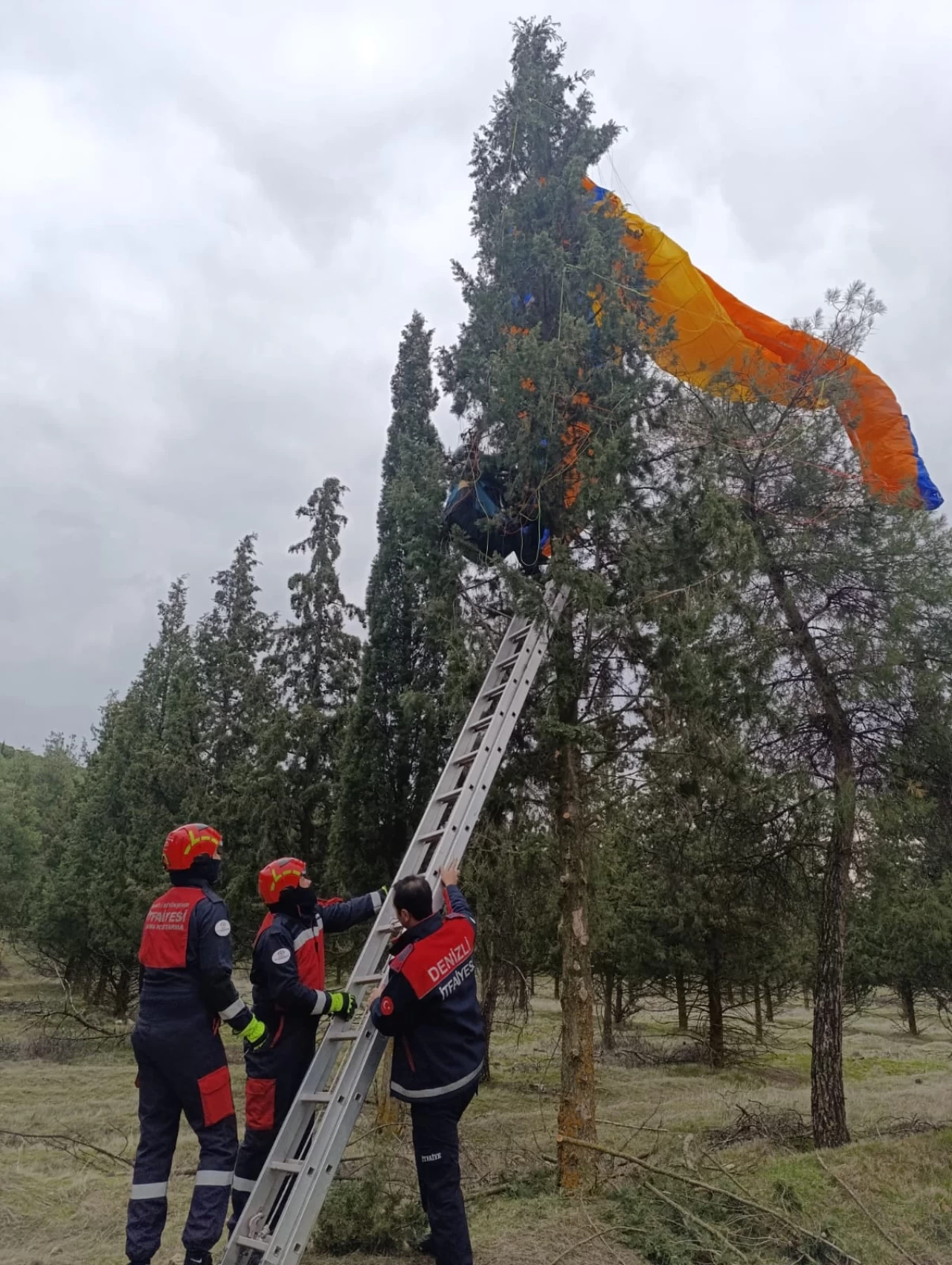Pamukkale'de yamaç paraşütü kazası: Kontrolü kaybeden pilot kurtarıldı