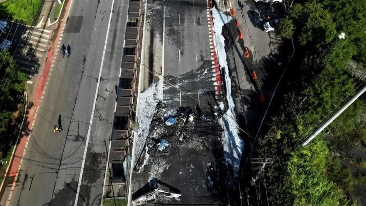 Brezilya'da uçak kazası! Kalabalığın olduğu caddeye düştü