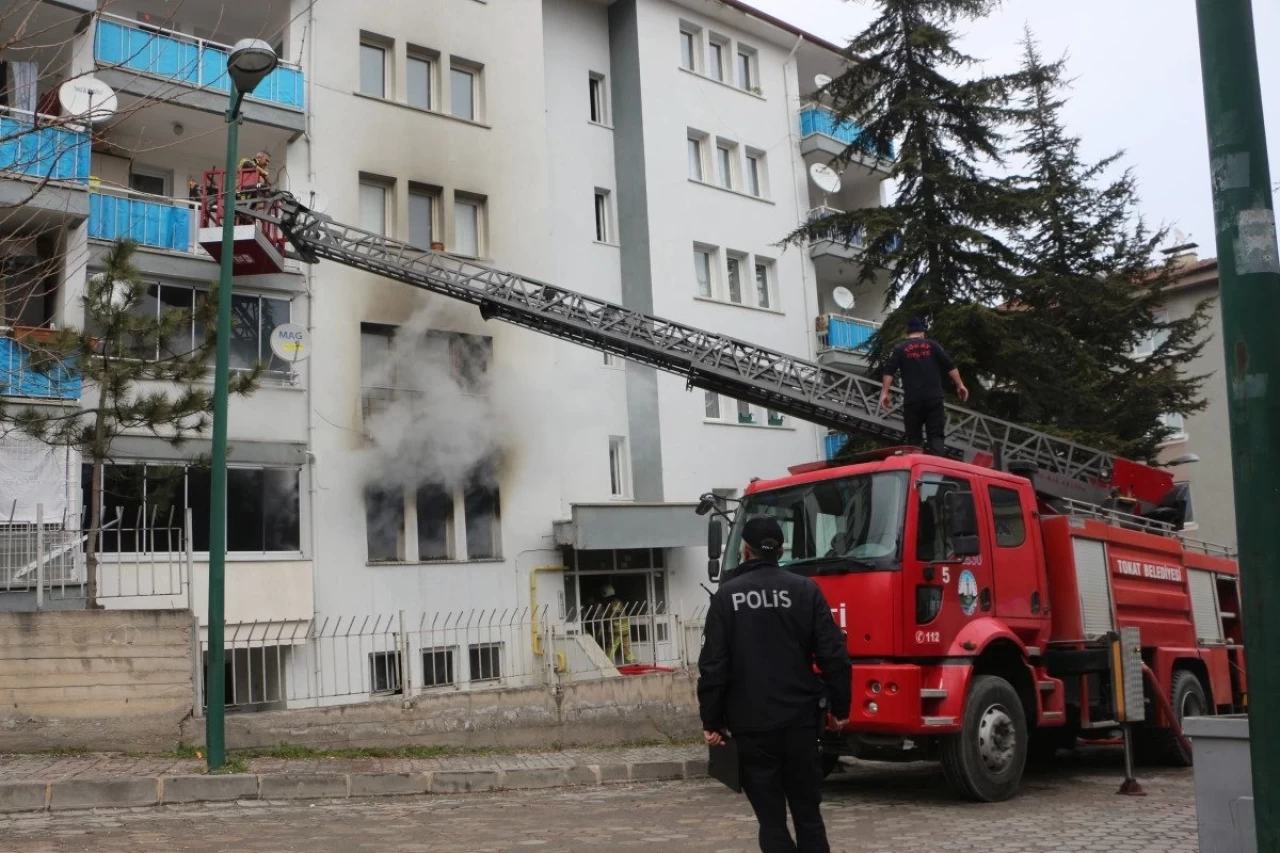 Tokat'ta 6 katlı apartmanda yangın