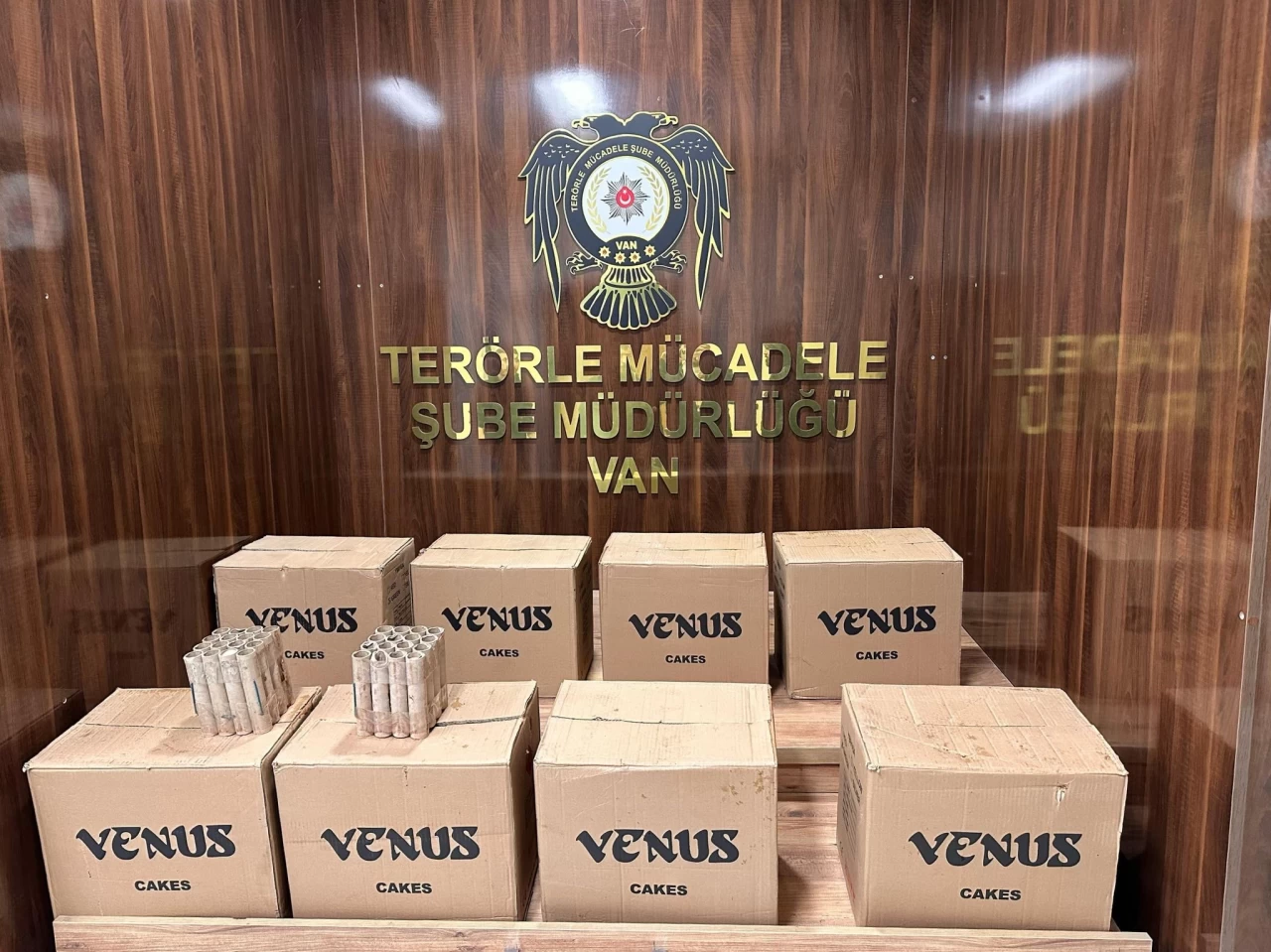 Van'da havai fişek kaçakçılarına operasyon: Bin 568 adet ele geçirildi