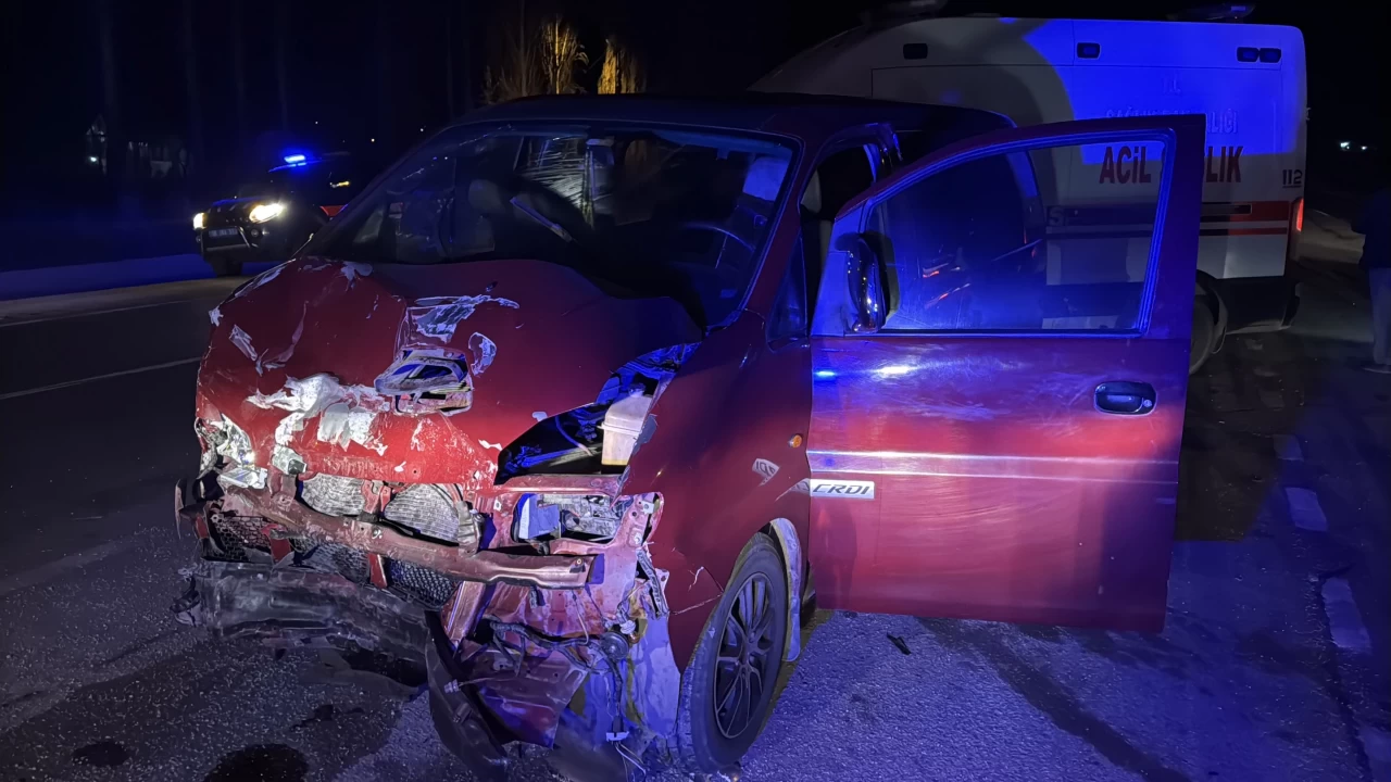 Sivas'ta minibüs ile ticari araç çarpıştı: 7 yaralı
