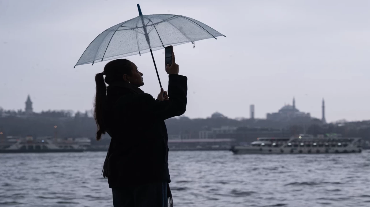 İstanbul'da Karaköy ve çevresinde sağanak yağış etkili oldu