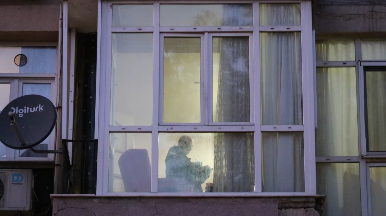 İzmir Konak'ta alacak verecek kavgası kanlı bitti: 1 kişi silahla yaralandı, şüpheli tutuklandı