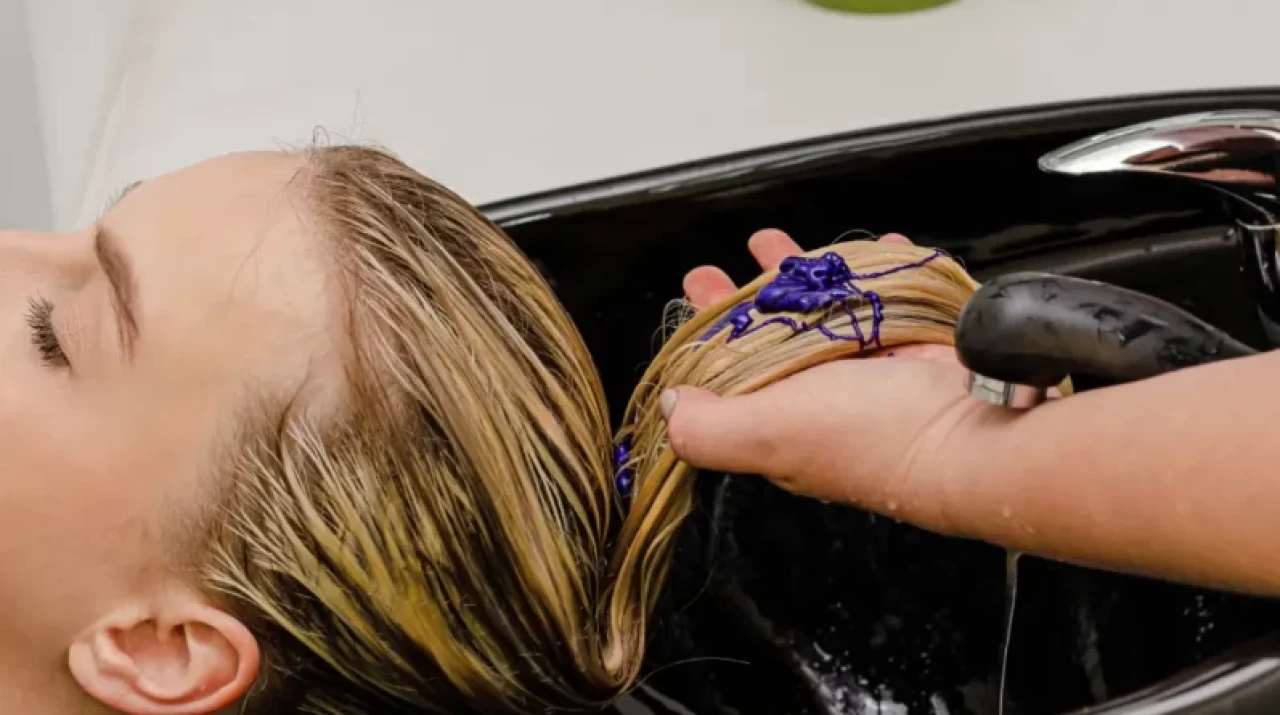 Sarı saçtaki turunculaşmayı gidermenin doğal yolları: Boyalı saçlardaki turunculuk ve kızıllık nasıl düzeltilir?