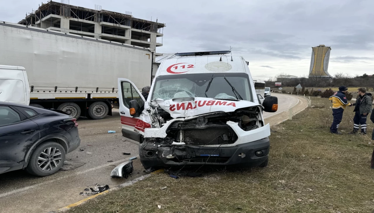 Kastamonu'da ambulans ve otomobil çarpıştı, 7 araç karıştı!
