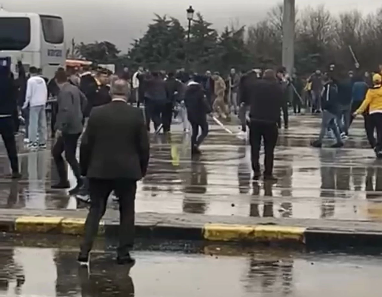 Ankaragücü'nün taraftarları birbirine girdi: Çıkan kavgada 4 kişi yaralandı!