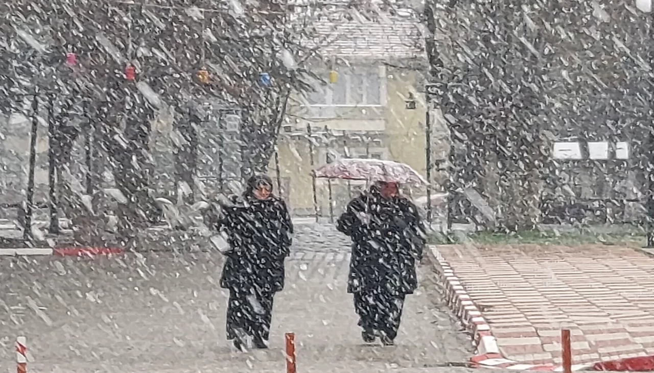 Gümüşhacıköy'de kar yağışı etkili oluyor, yollar zorlanıyor