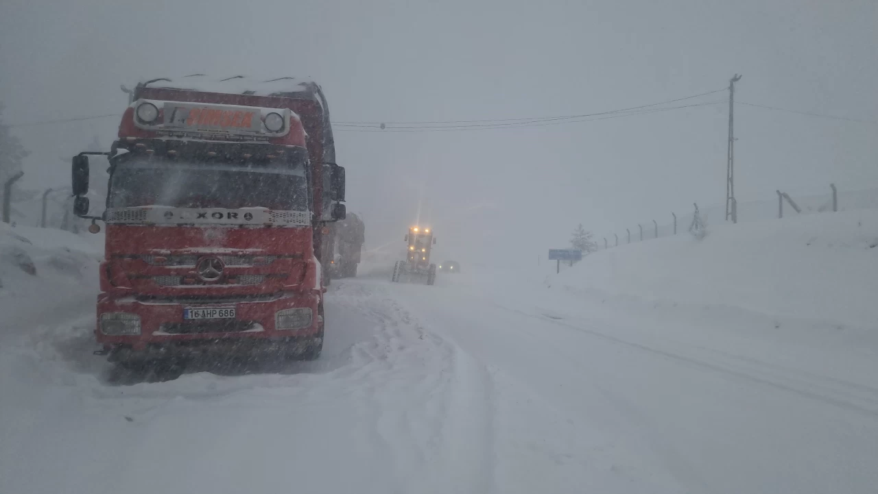 Kütahya'da kamyoncular dağda mahsur kaldı