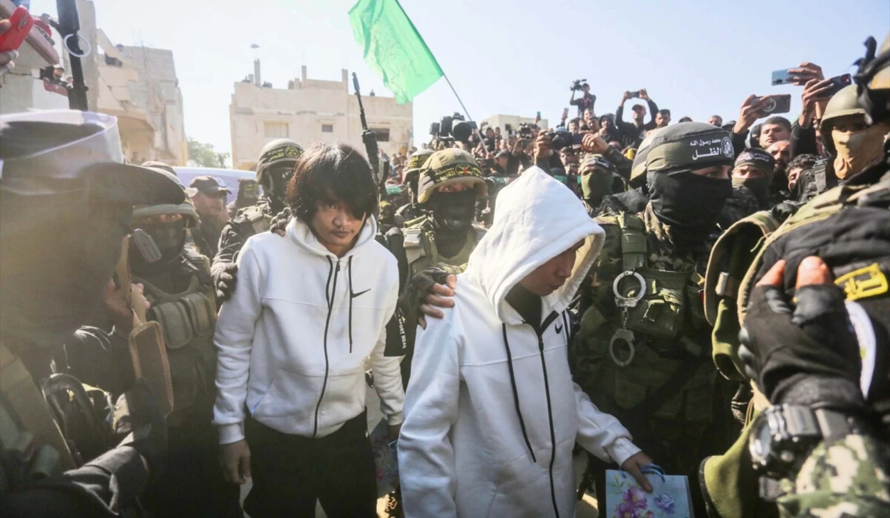 Türkiye'nin arabuluculuğuyla serbest bırakılan 5 Taylandlı ülkelerine geri döndü