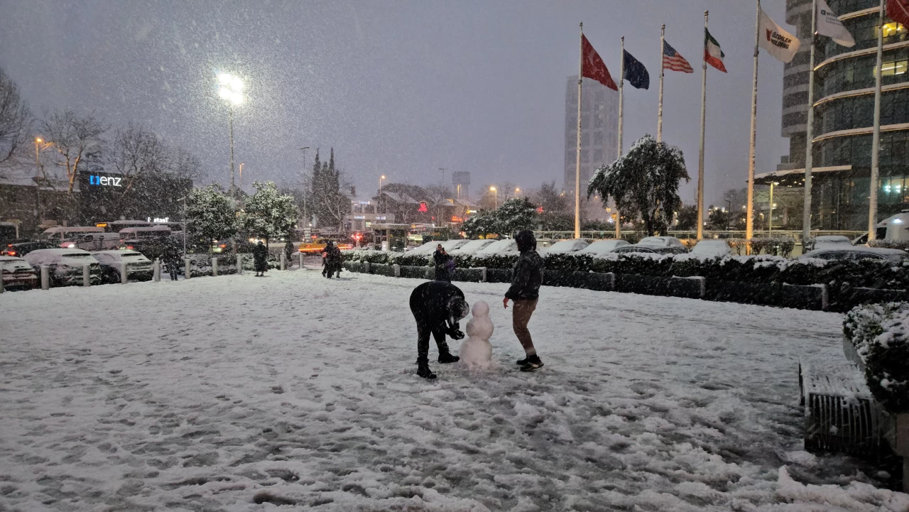 İstanbul'da vatandaşlar kar yağışının keyfini çıkardı