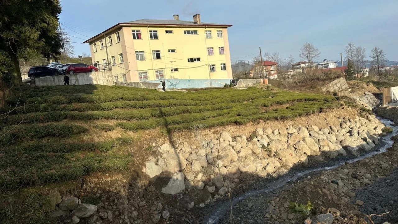 Rize'de okul bahçesinde çökme: Eğitime ara verildi