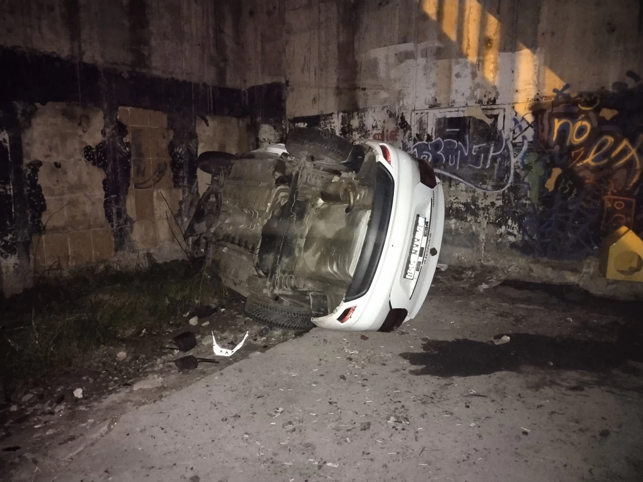 Ümraniye'de otomobil viyadükten aşağı uçtu