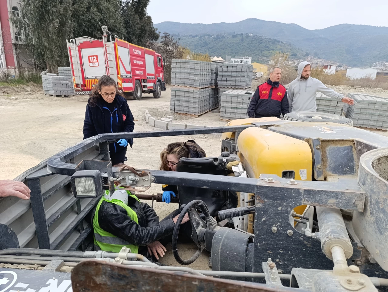 Koçarlı'da forklift kaza yaptı: İş makinesi operatörü kurtarıldı