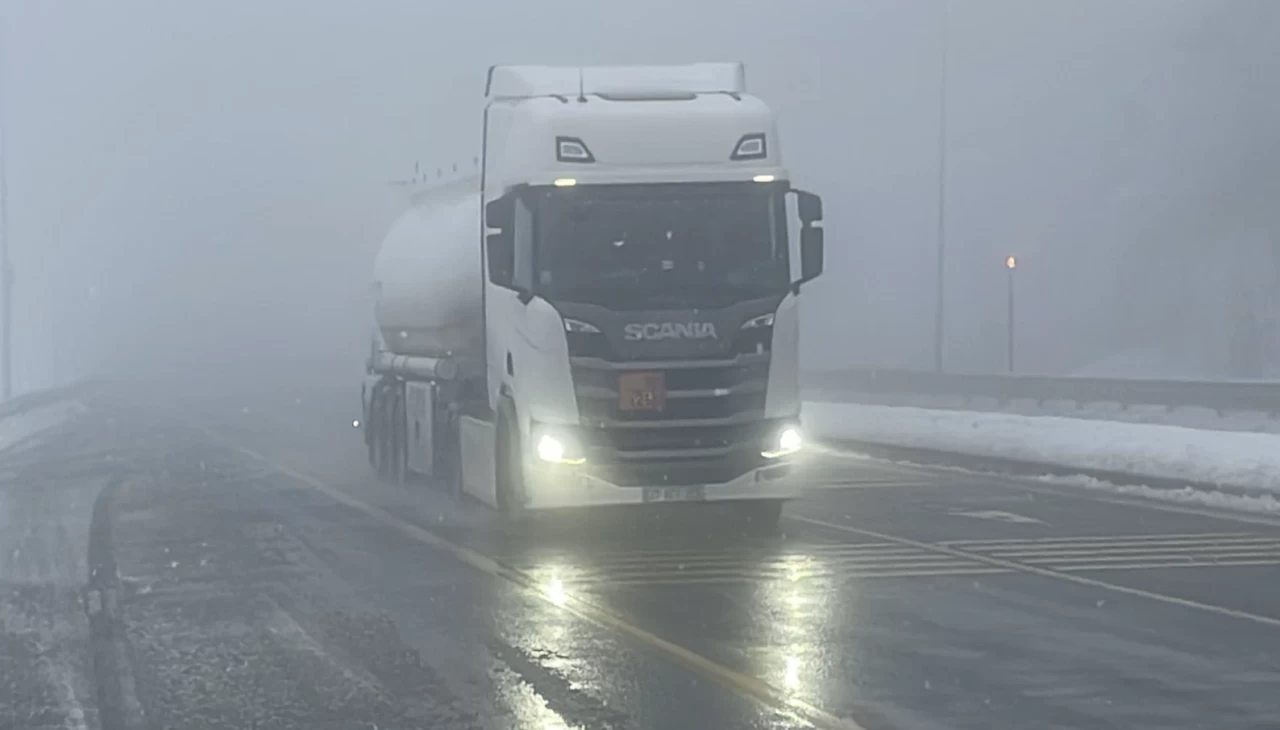 Bolu'da kar yağışı ve yoğun sis görüş mesafesini olumsuz etkiledi
