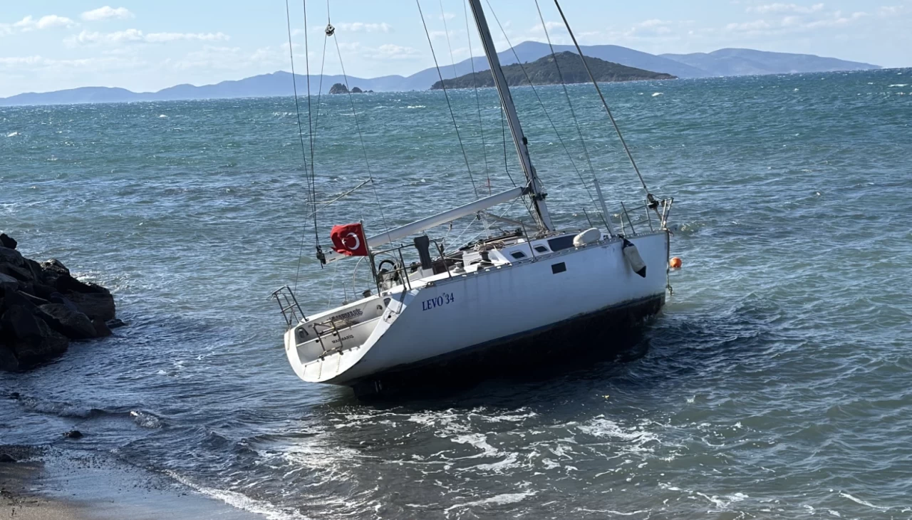 Bodrum'da etkili fırtına sonucu yelkenli tekne karaya vurdu