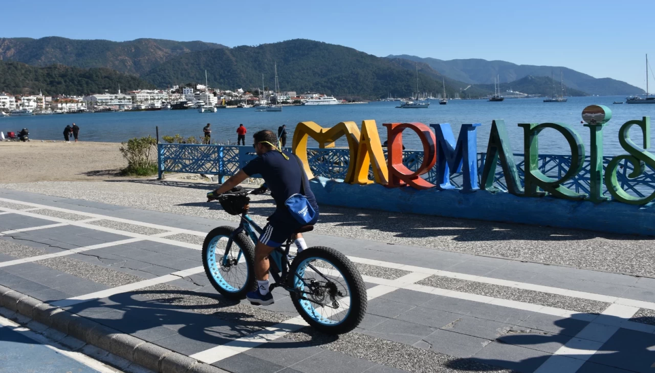 Muğla kıyılarında güneşin keyifli yüzüyle sahiller dolup taştı