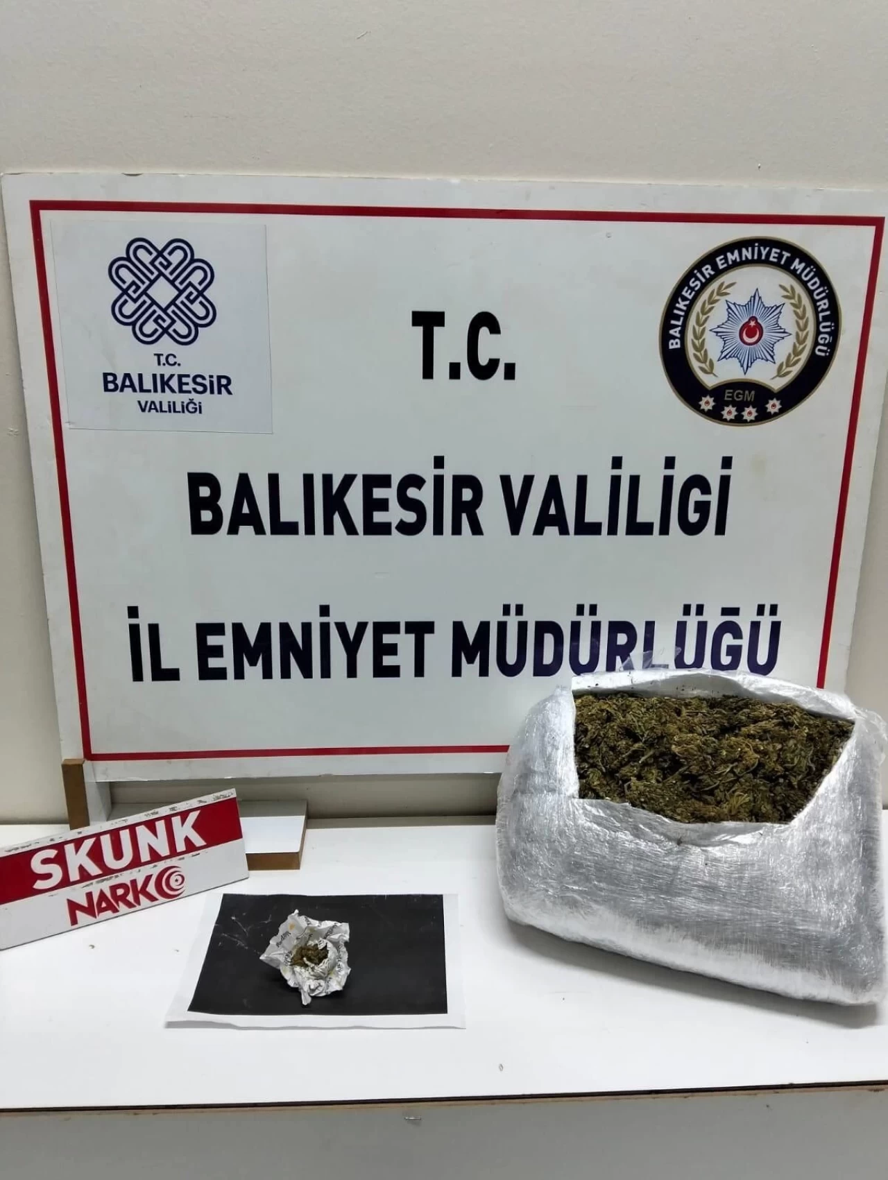 Edremit'te 696,88 gram skunk ele geçirildi