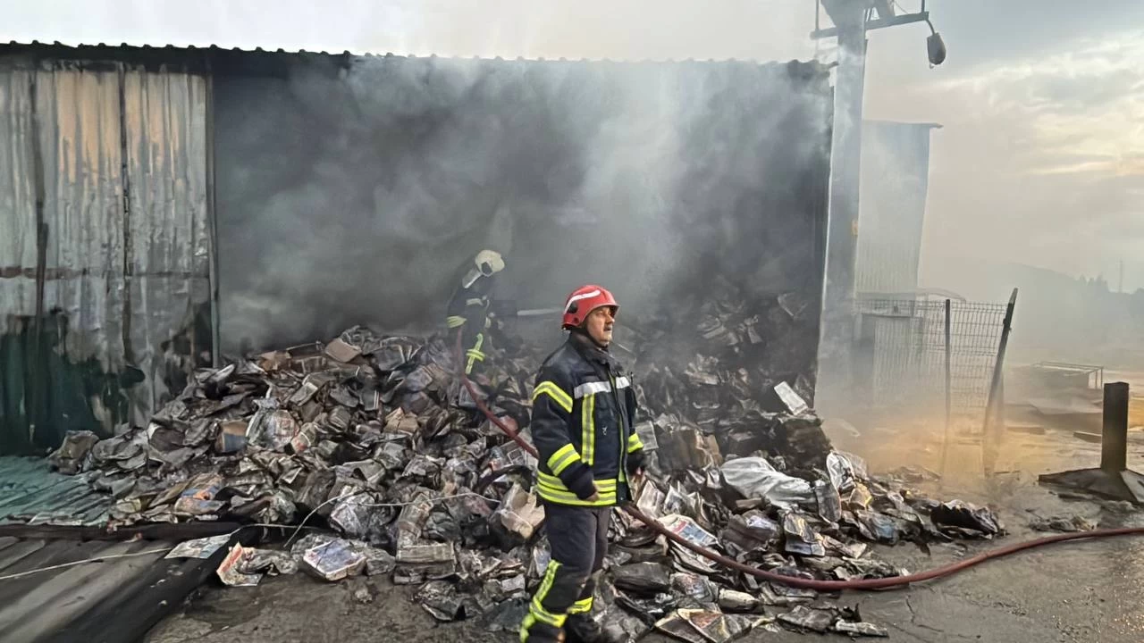 Kocaeli Çayırova'da fabrikada çıkan yangın itfaiye tarafından söndürüldü