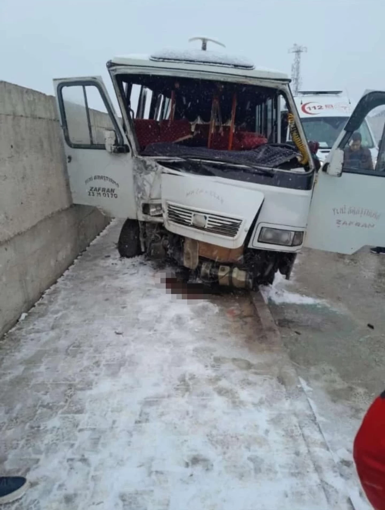 Elazığ'da yolcu minibüsü korkutan kaza: 9 yaralı