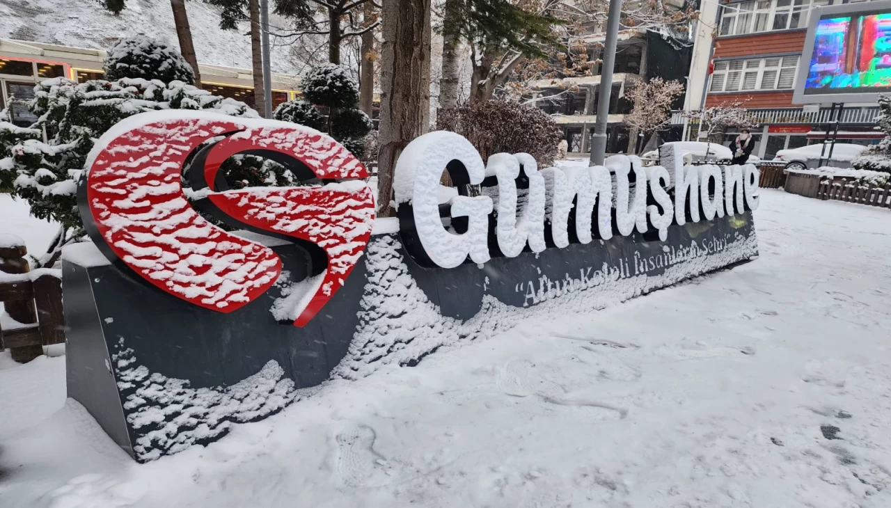 Gümüşhane'de beyaz örtü! sokaklar karla kaplandı