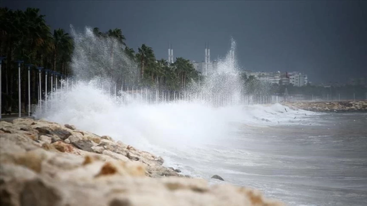 Meteoroloji Genel Müdürlüğü, Doğu Akdeniz'in batısında fırtına beklendiğini duyurdu