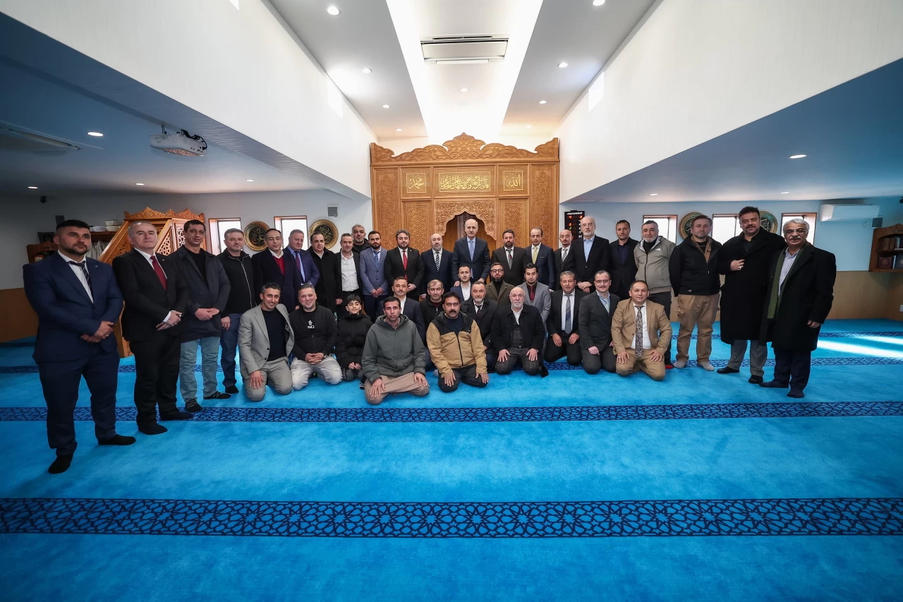 TBMM Başkanı Kurtulmuş, Nagoya'daki cami derneklerinde Türk vatandaşlarıyla bir araya geldi