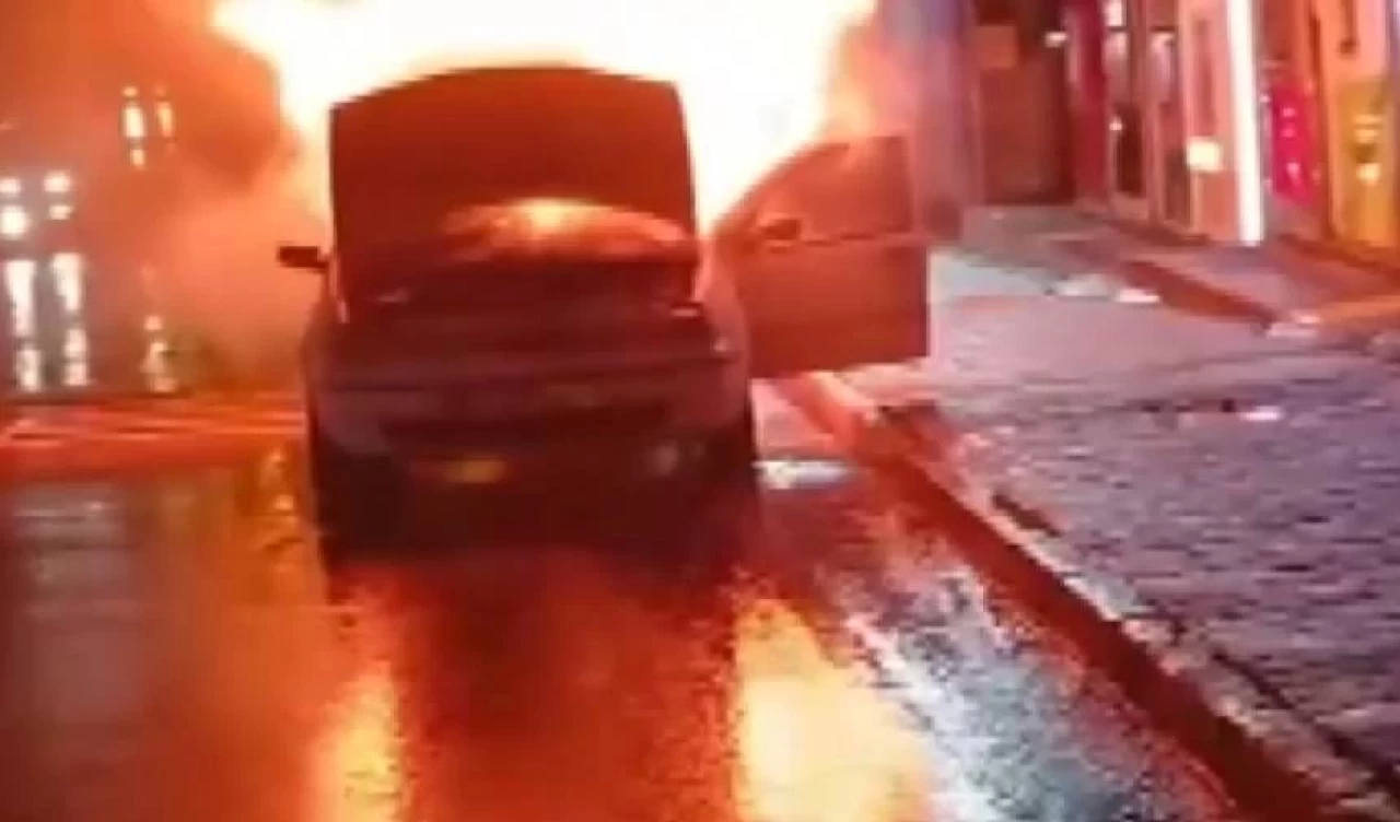 Ataşehir'de alev alev yanan otomobil reklam tabelasına çarparak durdu