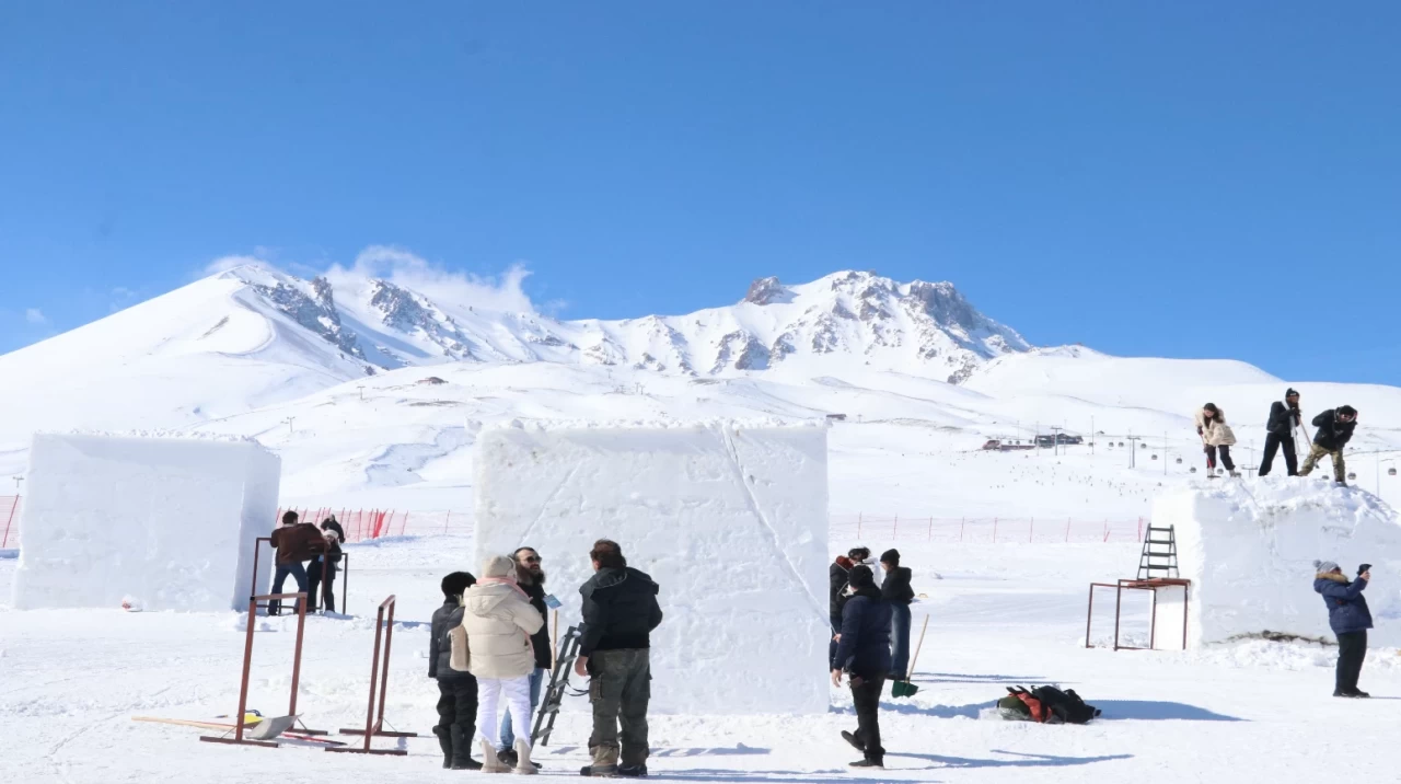 Erciyes'te sanat rüzgarı esti: Sanatçılar karı heykele dönüştürüyor
