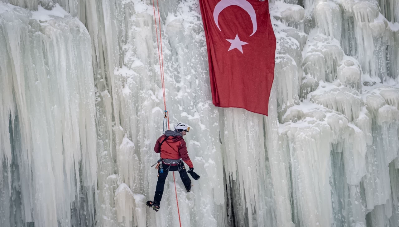 Erzurum'da Türkiye Buz Duvarı Tırmanışı Şampiyonası başladı