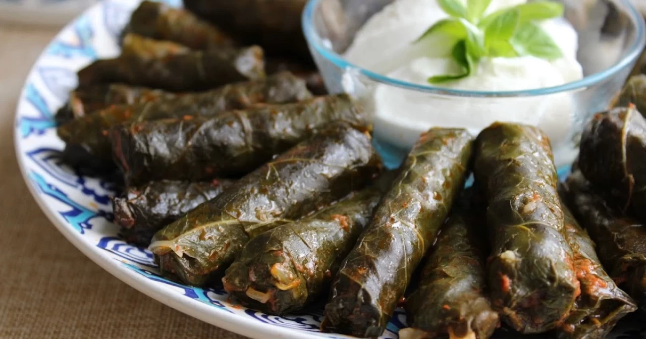 Etli Karalahana Dolması Tarifi: Karadeniz Mutfağının Vazgeçilmezi!