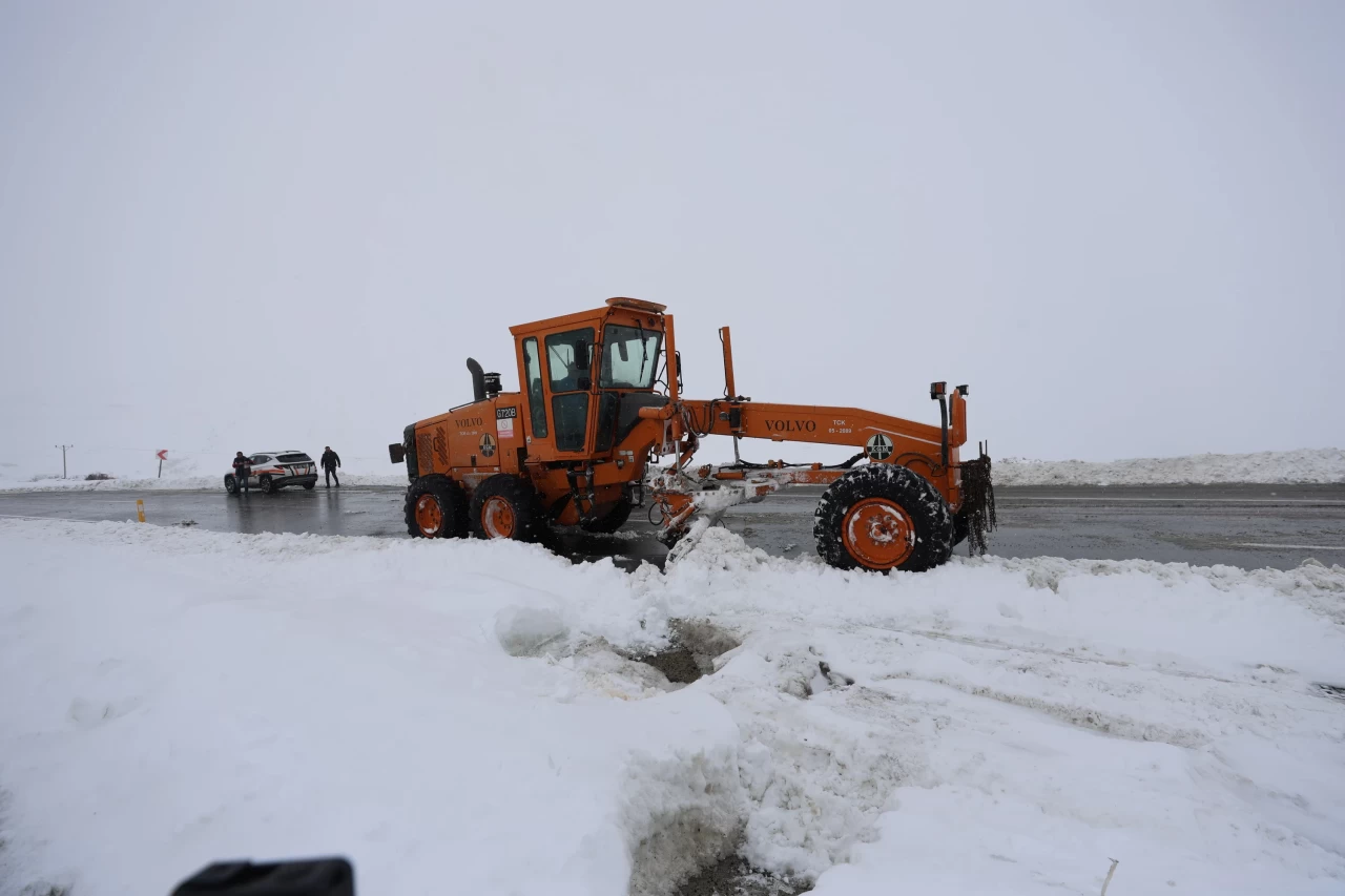 Iğdır'da kar ve tipi nedeniyle ulaşımda aksamalar yaşandı