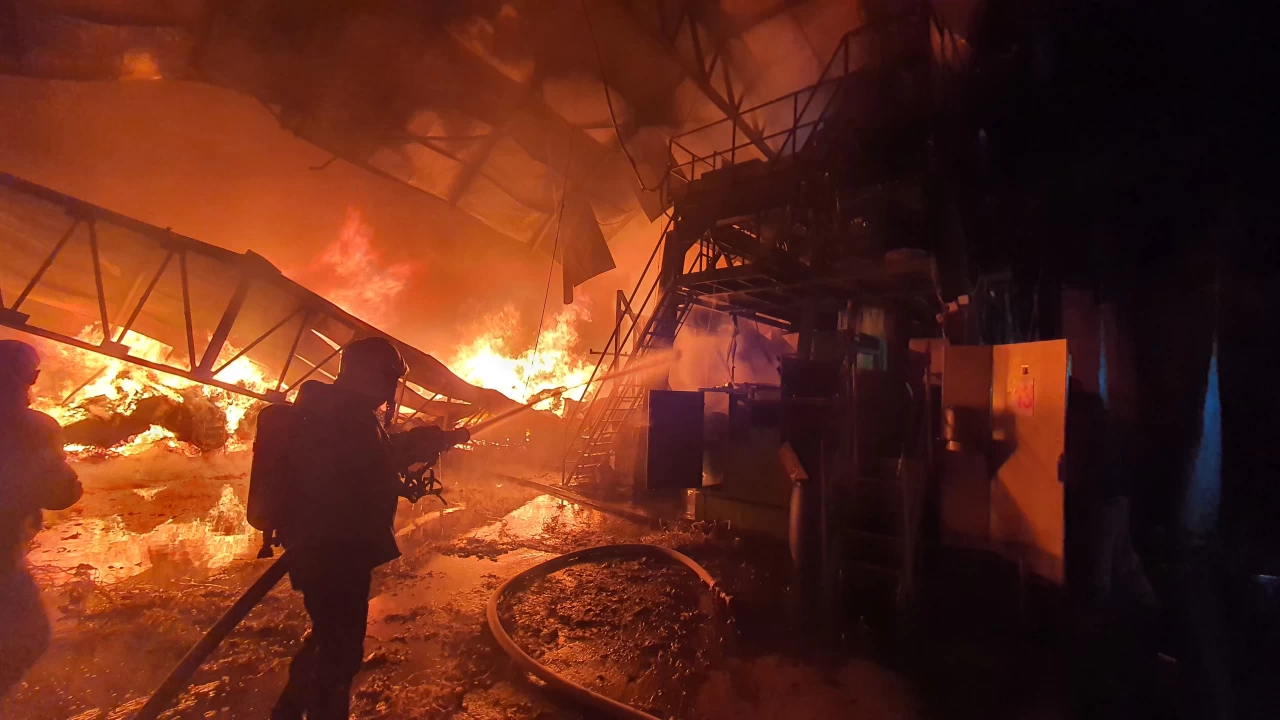 Manisa Demirci'de korkutan yangın! Halı fabrikasında çıkan yangın kontrol altına alındı