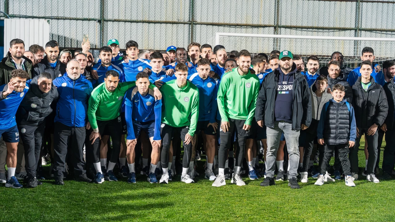 Rizespor, Ankaragücü maçı öncesi antrenmanında taraftarlarıyla buluştu
