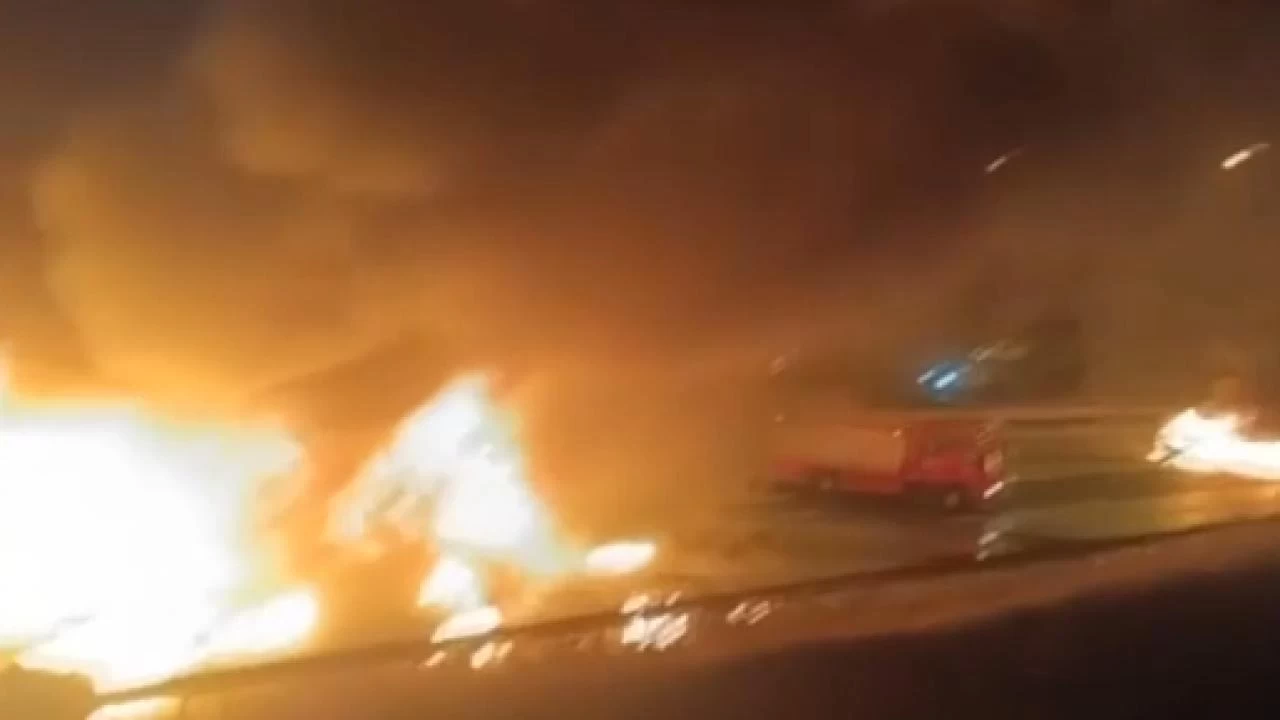 Zincirleme trafik kazasında tır alev topuna döndü