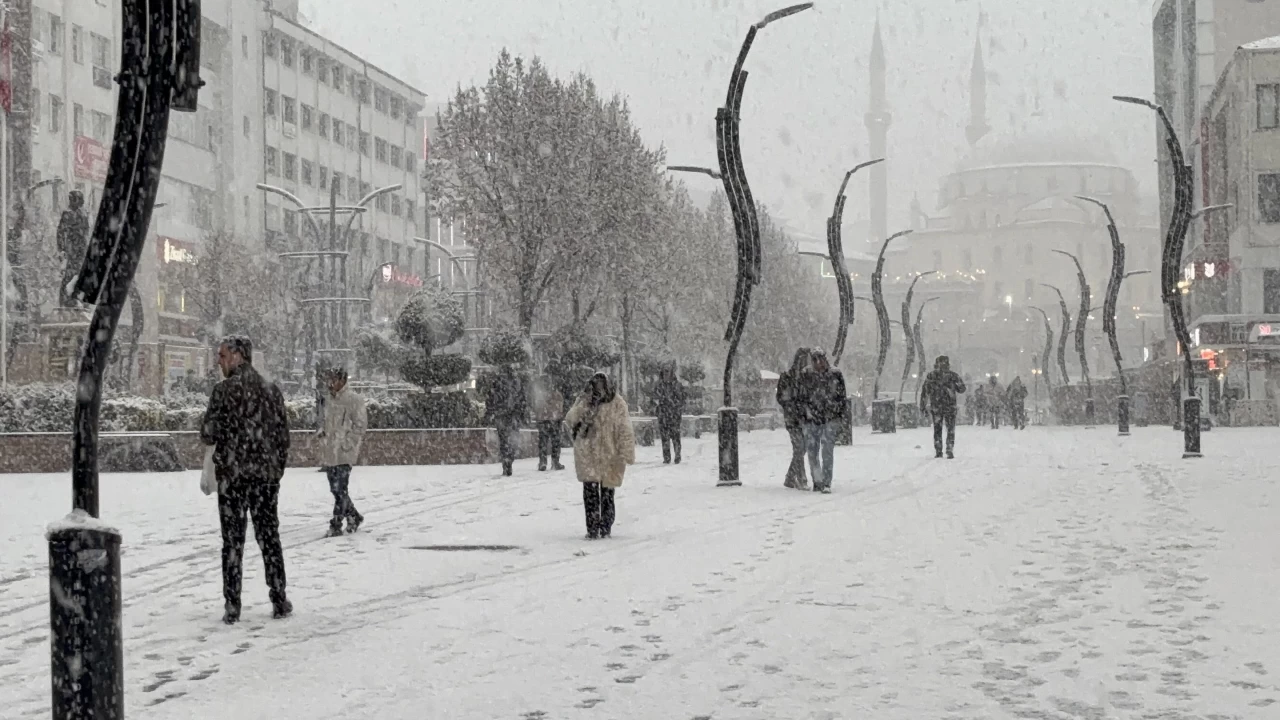 Bolu'da akşam saatlerinde başlayan kar yağışı şehri beyaza bürüdü!