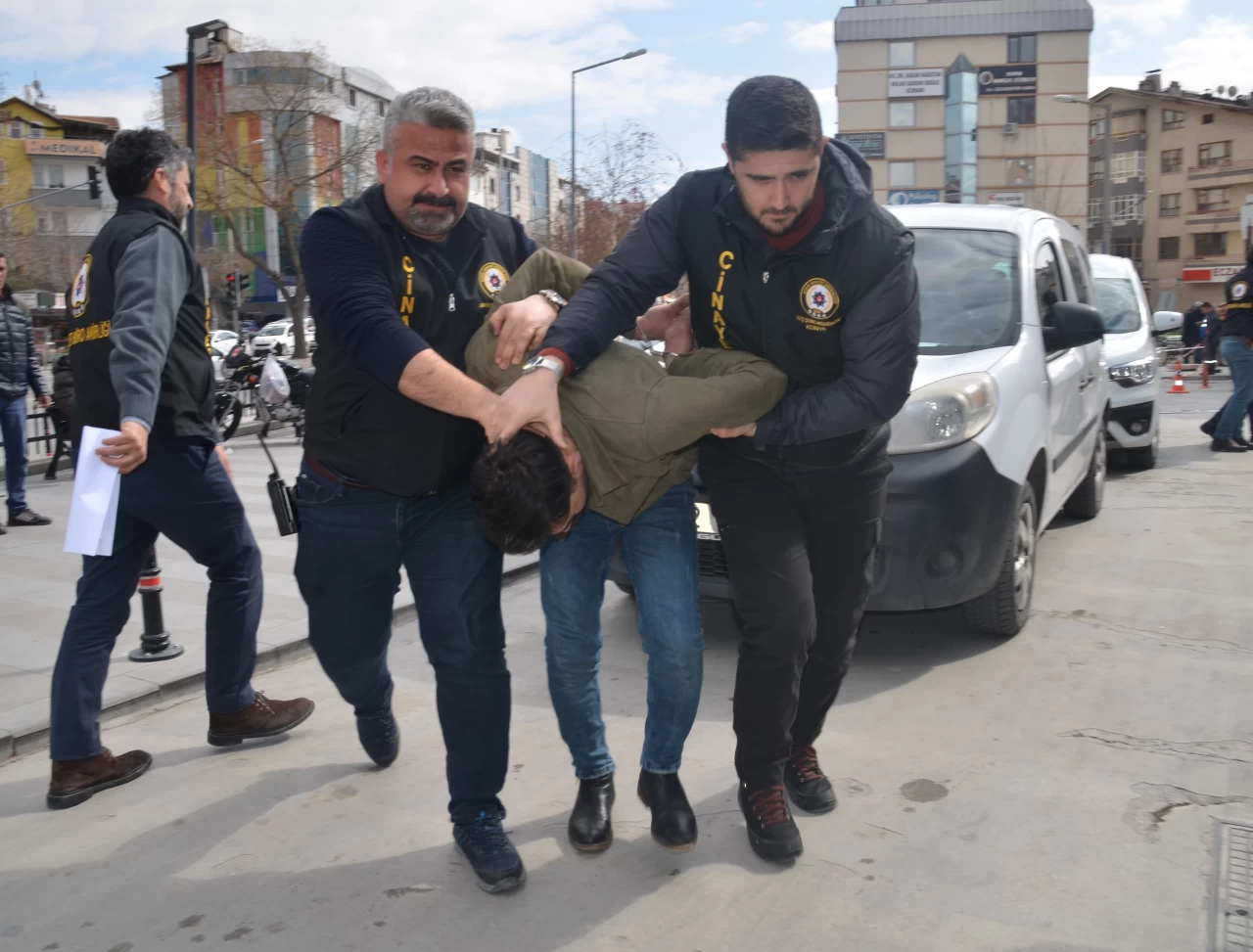 -Konya'da polis aracı ile tırın çarpıştığı kaza sonrası 2 kişi gözaltına alındı