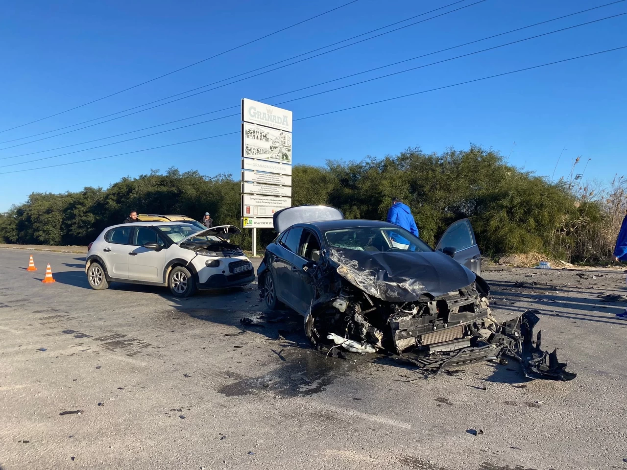 Belek-Boğazkent yolunda zincirleme kaza: Yolcu midibüsü ve otomobil çarpıştı