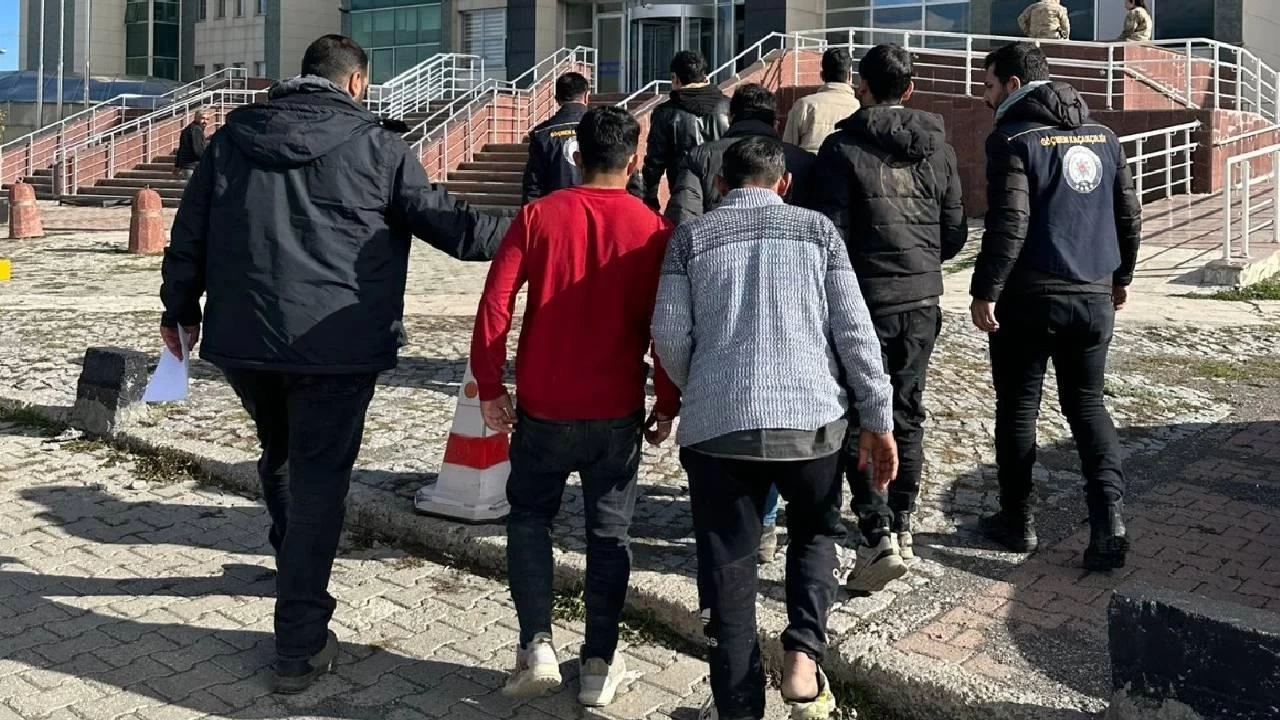 Edirne'de yasa dışı yollardan ülkeye giren 20 Afgan ve Pakistanlı göçmen yakalandı
