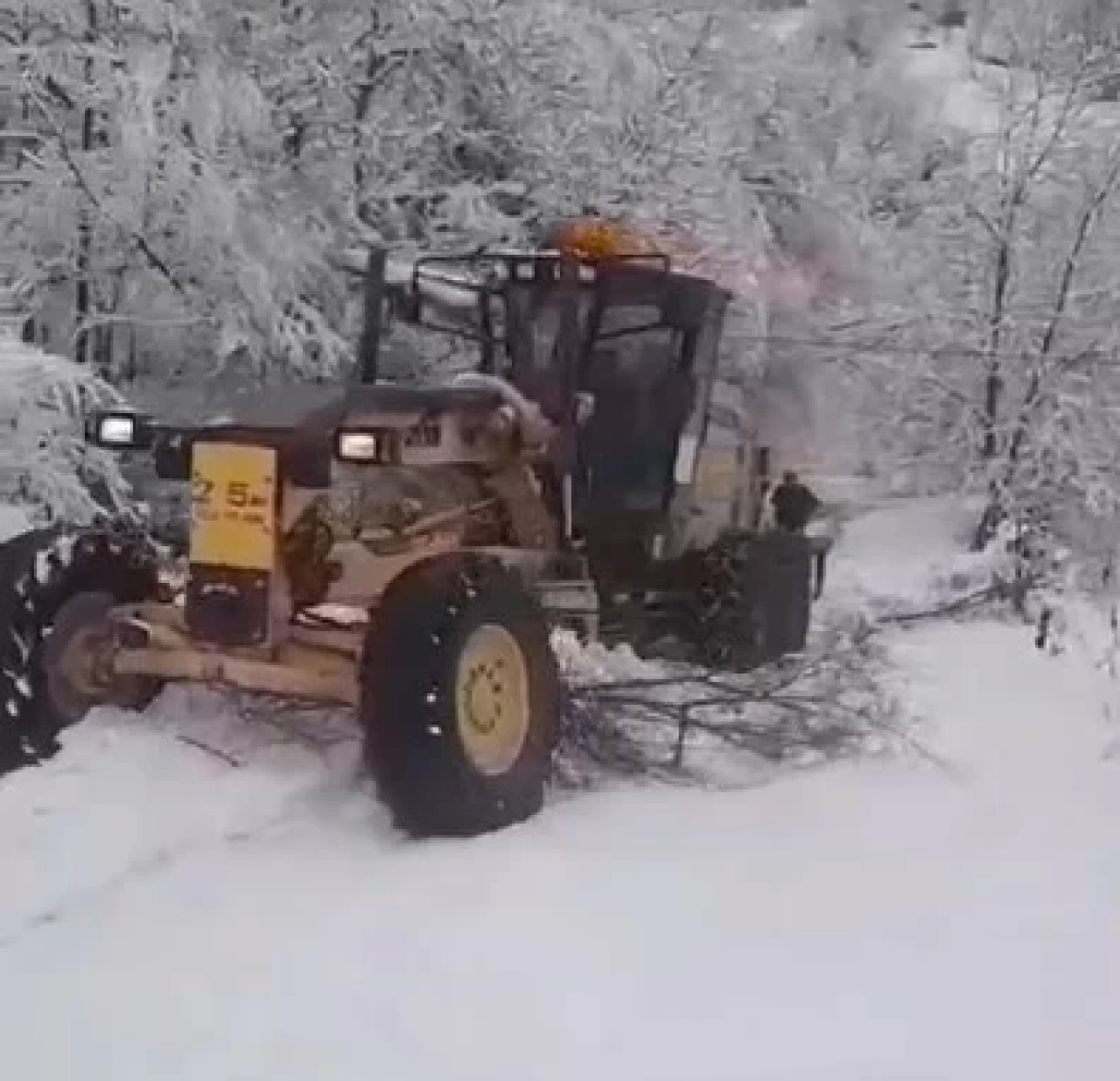 Sinop'un yüksek kesimlerinde karla mücadele çalışmaları devam ediyor