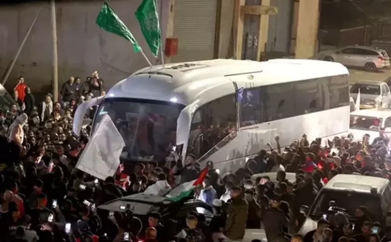 İsrail yüzlerce Filistinli esiri gecikmeli olarak serbest bıraktı