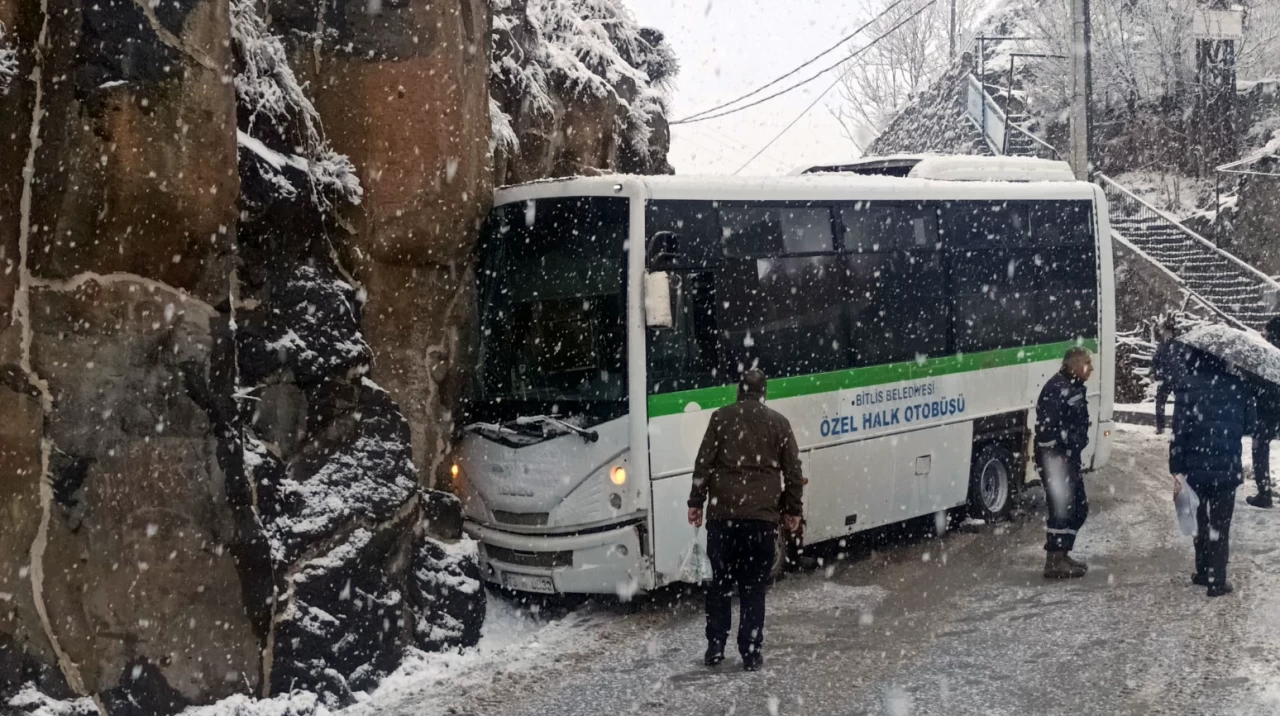 Bitlis'te feci kaza: Otobüs kale duvarına çarptı, 4 kişi yaralandı