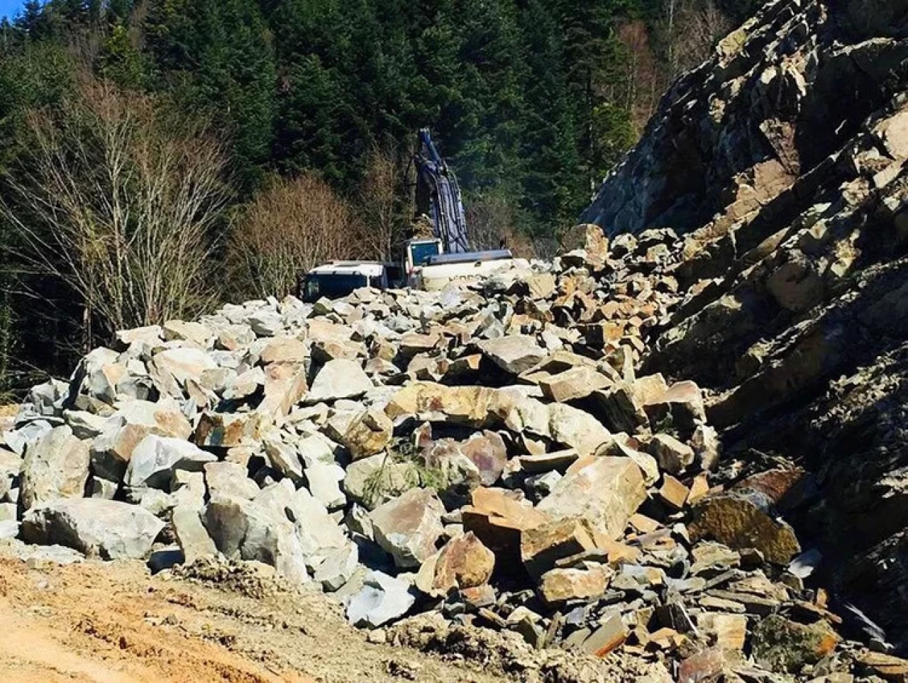 Sinop Türkeli'nde kar yağışı toprak kaymasına neden oldu: Köy yolu ulaşıma kapandı
