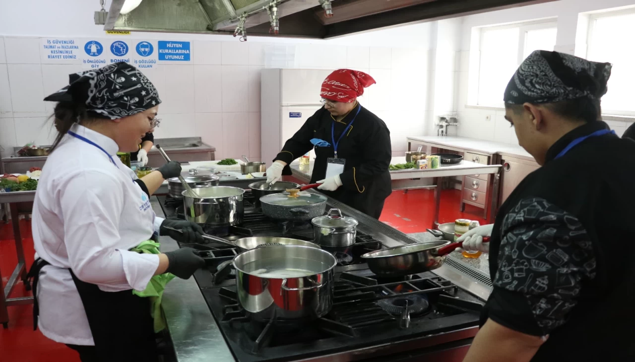 Öğrenciler, Türk mutfağının en lezzetli yemeklerini yapmak için bir araya geldi